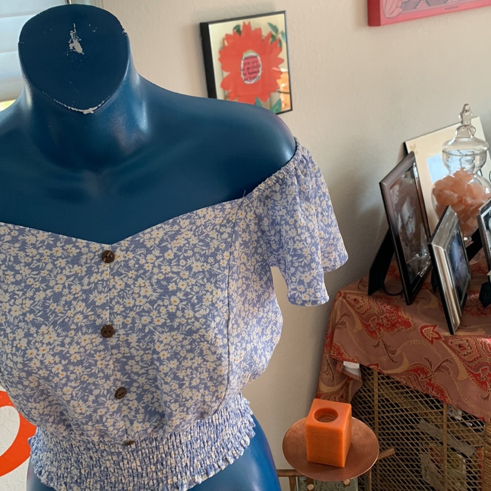 Flirty off the shoulder, pretty crop top - Picture 4 of 6